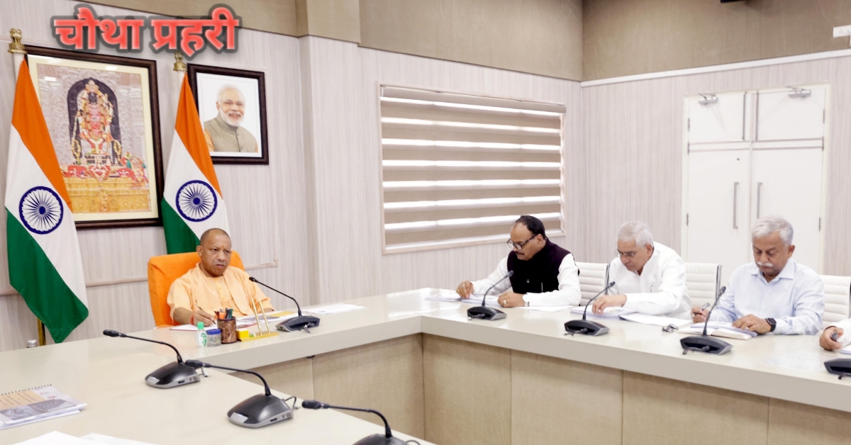 लखनऊ में स्वास्थ्य सेवाओं की समीक्षा बैठक करते मुख्यमंत्री योगी आदित्यनाथ