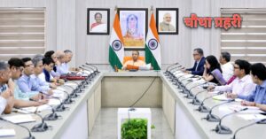 जेवर एयरपोर्ट कनेक्टिविटी और इलेक्ट्रिक बस सेवा की समीक्षा बैठक करते मुख्यमंत्री योगी आदित्यनाथ