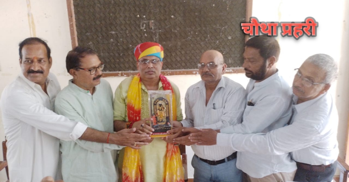 अयोध्या प्रेस क्लब में फ्रिज उपलब्ध कराते समाजसेवी राजन पाण्डेय