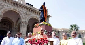 विधान भवन में चौधरी चरण सिंह की प्रतिमा पर पुष्प अर्पित करते मुख्यमंत्री योगी आदित्यनाथ