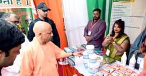 मऊ के गांधी मैदान में विकास परियोजनाओं का लोकार्पण करते मुख्यमंत्री योगी आदित्यनाथ