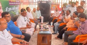 लखनऊ में आयोजित होने वाली जगद्गुरु रामभद्राचार्य जी की श्रीराम कथा का पोस्टर और श्रद्धालुओं की भीड़