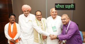 खेत में डीएसआर तकनीक से धान की बुवाई करते किसान