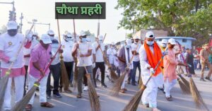 अयोध्या में सरयू तट पर चल रहे महा स्वच्छता अभियान में सफाई करते नागरिक और जनप्रतिनिधि।