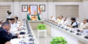 मुख्यमंत्री योगी आदित्यनाथ 1 मई 2026 को अपने सरकारी आवास 5- कालिदास मार्ग, लखनऊ में भीषण गर्मी और आगामी मानसून के दौरान जन जीवन, पशुधन, खेती आदि की सुरक्षा व सुविधा के दृष्टिगत उच्चस्तरीय बैठक करते हुये।