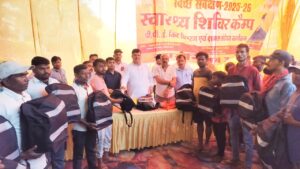 अयोध्या में श्रद्धालुओं को ओआरएस घोल वितरित करते नगर निगम अधिकारी और सफाई कर्मियों को सुरक्षा किट देते महापौर