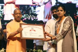 

 लखनऊ के लोकभवन में चयनित अभ्यर्थियों को  नियुक्ति पत्र वितरण करते सीएम योगी 
