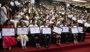 मंच से नियुक्ति पत्र देते हुए मुख्यमंत्री योगी आदित्यनाथ, सामने बैठे खुश चयनित अभ्यर्थी