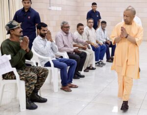 जनता दर्शन में फरियादियों से मिलते हुए मुख्यमंत्री योगी आदित्यनाथ 