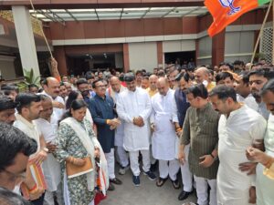 लखनऊ में भाजपा कार्यकर्ता जीत का जश्न मनाते हुए