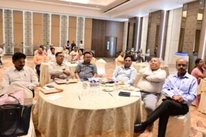 अयोध्या में गर्मी को लेकर बैठक करते हुए अधिकारी 