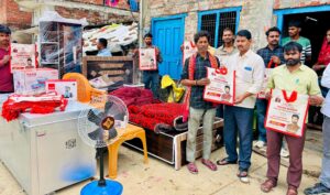 समाजसेवी विवेक मौर्य बेटी की शादी में आर्थिक सामग्री में सहयोग करते हुए 