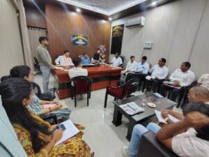 अयोध्या नगर निगम की समीक्षा बैठक में मौजूद अधिकारी और रामायणकालीन वृक्ष योजना पर चर्चा