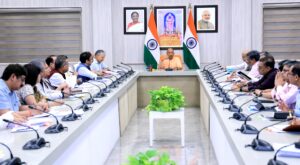 मुख्यमंत्री योगी आदित्यनाथ द्वारा काफिला में 50% ईधन खपत काम करने को लेकर की बैठक 