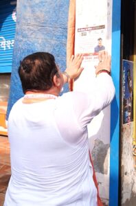 अयोध्या नगर निगम के महापौर महंत गिरीश पति त्रिपाठी द्वारा स्वच्छता अभियान के तहत घरों पर पोस्टर चस्पा करते हुए