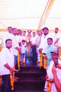 अयोध्या में शहीद लेफ्टिनेंट शशांक तिवारी की प्रतिमा का अनावरण करते महापौर और अधिकारी