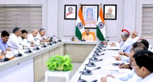 खरीफ-2026 की समीक्षा बैठक में अधिकारियों को निर्देश देते मुख्यमंत्री योगी आदित्यनाथ