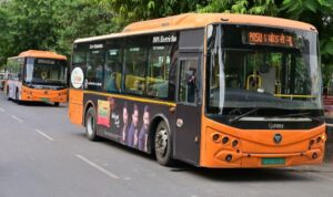 ईंधन के बचाव को बढ़ावा देती इलेक्ट्रिक बसो का प्रतीकात्मक दृश्य 