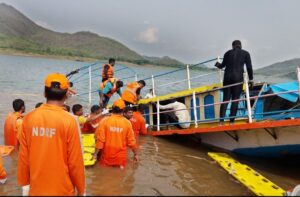 अयोध्या के सरयू घाट पर रेस्क्यू ऑपरेशन चलाती SDRF टीम