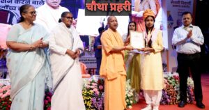 लोकभवन में मेधावी छात्र सम्मान समारोह के दौरान छात्र-छात्राओं को सम्मानित करते हुए मुख्यमंत्री योगी आदित्यनाथ
