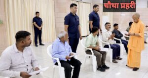 मुख्यमंत्री योगी आदित्यनाथ अपने सरकारी आवास पर फरियादियों की जन समस्या सुनते हुए