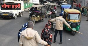 उत्तर प्रदेश में सड़क सुरक्षा अभियान के दौरान वाहनों की जांच करती ट्रैफिक पुलिस"
