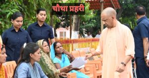 गोरखनाथ मंदिर में जनता दर्शन के दौरान लोगों की समस्याएं सुनते मुख्यमंत्री योगी आदित्यनाथ