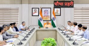 छात्रवृत्ति योजना का लाभ प्राप्त कराई जाने की बैठक करते हुए सीएम योगी