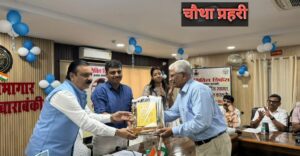 बाराबंकी में सिविल डिफेंस के चीफ वार्डन के रूप में शपथ लेते नवीन सेठ और अन्य वार्डन
