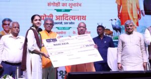 एक पेड़ मां के नाम कार्यक्रम में विजेता छात्र-छात्राओं और ग्राम प्रधानों को सम्मानित करते मुख्यमंत्री योगी आदित्यनाथ
