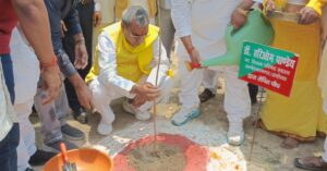 विश्व पर्यावरण दिवस 2026 पर उत्तर प्रदेश की ग्राम पंचायत में पौधारोपण करते पंचायत राज मंत्री ओमप्रकाश राजभर 