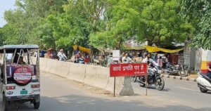डिवाइड पर नहीं लगाई गई बिजली की पोल का दृश्य 