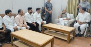 लखनऊ में विभिन्न प्रतिनिधिमंडलों और क्षेत्रवासियों से मुलाकात करते रक्षा मंत्री राजनाथ सिंह
