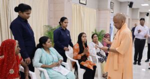 जनता दर्शन में शिक्षा सहायता और जन शिकायतों पर जनसुनवाई करते हुए मुख्यमंत्री योगी आदित्यनाथ
