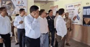 अयोध्या के संभागीय परिवहन अधिकारी कार्यालय का निरीक्षण करते परिवहन आयुक्त आशुतोष निरंजन