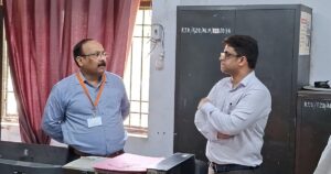 परमिट अनुभाग के पटल सहायक अतुल मौर्य से पूछताछ करते हुए परिवहन आयुक्त आशुतोष निरंजन