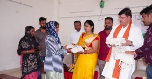 अयोध्या में आयोजित स्वच्छता कर्मियों के प्रशिक्षण कार्यक्रम में सुरक्षा किट वितरित करते अतिथि

