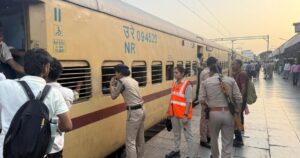 यूपी सिपाही भर्ती परीक्षा देने आए अभ्यर्थी ट्रेन से वापसी करते हुए