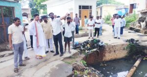 अयोध्या में नाला सफाई कार्य का निरीक्षण करते महापौर और नगर निगम अधिकारी
:
अयोध्या में नाला सफाई कार्य का निरीक्षण करते महापौर और नगर निगम अधिकारी
:
