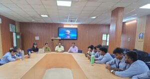 अवध विश्वविद्यालय में आयोजित एआई वर्कशॉप में एआई टूल्स सीखते छात्र
