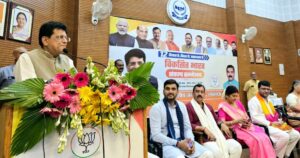 लखनऊ में विकसित भारत संकल्प सम्मेलन को संबोधित करते केंद्रीय मंत्री पीयूष गोयल
