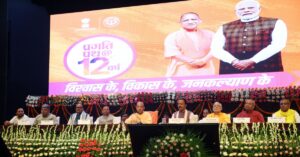 प्रधानमंत्री नरेंद्र मोदी के 12 वर्ष पूरे होने पर मीडिया से बातचीत करते मुख्यमंत्री योगी आदित्यनाथ