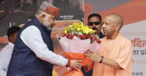 जेवर एयरपोर्ट के लिए इलेक्ट्रिक और हाइड्रोजन बसों को हरी झंडी दिखाते मुख्यमंत्री योगी आदित्यनाथ
