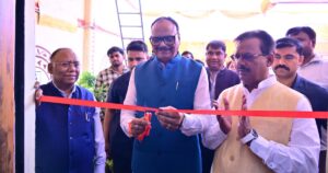 लखनऊ के औरंगाबाद स्वास्थ्य केंद्र में सिटी पॉलीक्लिनिक का उद्घाटन करते डिप्टी सीएम ब्रजेश पाठक