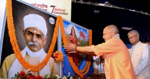 बीएचयू वाराणसी में निर्माणाधीन नेशनल सेंटर फॉर एजिंग का निरीक्षण करते मुख्यमंत्री योगी आदित्यनाथ