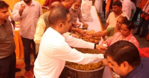 ज्येष्ठ मास के सातवें मंगलवार पर लखनऊ में आयोजित हनुमान जी के विशाल भंडारे में प्रसाद ग्रहण करते श्रद्धालु।