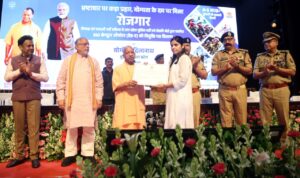 मुख्यमंत्री द्वारा कंप्यूटर ऑपरेटर भर्ती के चयनित अभ्यर्थियों को नियुक्ति पत्र वितरित करते हुए