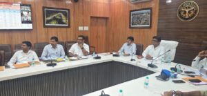 प्रयागराज में परिवहन आयुक्त आशुतोष निरंजन परिवहन सेवाओं और सड़क सुरक्षा कार्यों की समीक्षा करते हुए