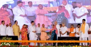अयोध्या में विकास परियोजनाओं के लोकार्पण कार्यक्रम को संबोधित करते मुख्यमंत्री योगी आदित्यनाथ