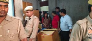 आगरा में एफएसडीए की कार्रवाई के दौरान जब्त की गई नकली और एक्सपायर्ड दवाओं पर कार्रवाई करती प्रमुख सचिव खाद्य सुरक्षा प्रशासन डॉ रोशन जैकब